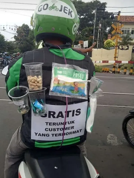 Driver ojol satu ini menyediakan snack berupa kacang, permen dan minuman ringan sebagai cemilan untuk penumpangnya. Tak lupa juga tisu jug disediakan untuk mengelap keringat atau mulut. (Source: brilio.net)