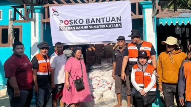 Sejumlah kader PSI Sumatera Utara menyalurkan bantuan darurat bagi warga terdampak banjir di Desa Pantai Cermin, Tanjung Pura, Langkat, Sumut (2/12/2025) (Istimewa)