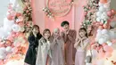 Datang ke acara akikah anak kembar Anisa Rahma dan Anandito Dwis, Angel, Steffy dan Cherly kompak pakai busana dengan nuansa pink. Pernah sama-sama awali karier dengan tergabung di Cherrybelle, kebersamaan 4 mantan anggotanya tidak berubah. Dalam keterangan unggahannya, 3 mantan anggota Cherrybelle ini ungkap merasa senang bertemu dengan Baby Twins. (Liputan6.com/IG/@cherly7uno)
