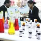 Sejumlah produk yang dipamerkan dalam pameran niaga bahan baku farmasi dan pangan fungsional terkemuka se-Asia Tenggara di JIEXPO, Jakarta, Rabu (22/3). (Liputan6.com/Angga Yuniar)