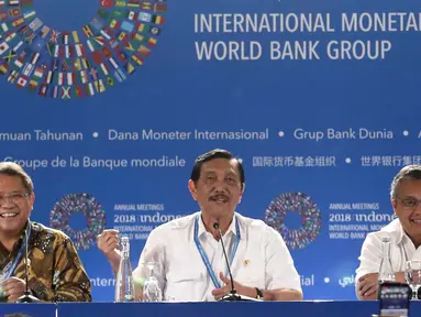 Ketua Panitia Nasional Penyelenggara Pertemuan Tahunan IMF-Bank Dunia Luhut Binsar Panjaitan (tengah) bersama Menkominfo Rudiantara (kiri) dan Gubernur BI Perry Warjiyo (kanan) memberi keterangan di Bali, Senin (8/10). (Liputan6.com/Angga Yuniar)