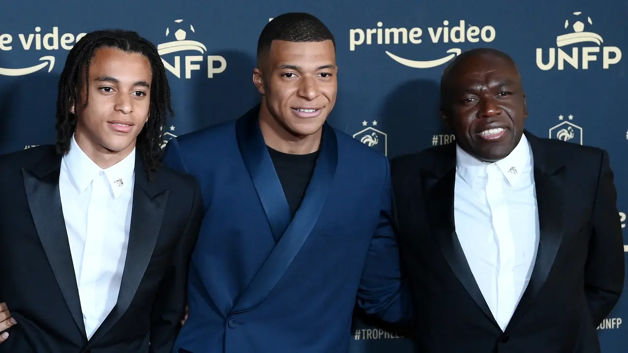 Kylian Mbappe (tengah) bersama sang adik, Ethan Mbappe