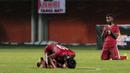 Ucapan Syukur dua pemain Timnas Indonesia usai laga uji coba melawan Vietnam di Stadion Maguwoharjo, Sleman, Minggu (09/10/2016). (Bola.com/Nicklas Hanoatubun)