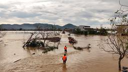Pada Selasa (30/9/2025), Topan Bualoi menghantam pantai Vietnam dan menyebabkan sejumlah kerusakan yang cukup parah. (Phan Duy/AFP)