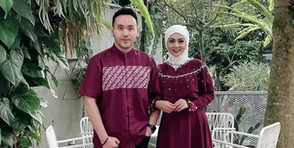 Saat momen lebaran, Jenita Janet bersama sang suami kompak mengenakan busana maroon. Jenita memadukannya dengan kerudung putihnya. (@jenitajanet)