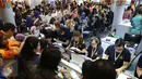 Petugas melayani pengunjung pada pameran GATF di JCC Senayan, Jakarta, Jumat (7/10). GATF  menawarkan tiket dan paket wisata dengan harga lebih rendah dari harga normal ke berbagai destinasi dalam dan luar negeri. (Liputan6.com/Angga Yuniar)