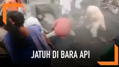 Seorang wanita menjalani ritual kuno di India. Di pertengahan jalan wanita tersebut jatuh di bara api. Ritual ini menandai dimulainya festival Holi.