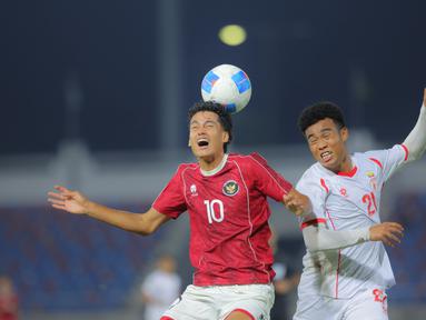 Duel pemain Timnas Indonesia U-22, Rafael Struick dengan pemain Myanmar U-22 pada pertandingan SEA Games 2025 di 700th Anniversary Stadium, Chiang Mai, Jumat (12/12/2025). (Bola.com/Bagaskara Lazuardi)
