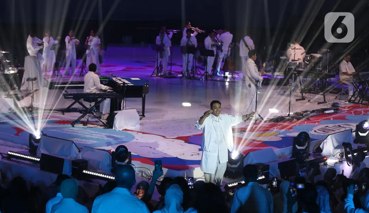 Sepanjang konser, penonton hanyut dalam irama lagu romantis galau ala Kahitna. (Liputan6.com/Helmi Fithriansyah)