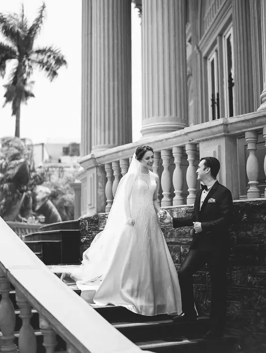 Rendy Kjaernett dibalut setelan jas dan celana panjang hitam. Kemeja putih dan dasi kupu-kupu hitam menjadi penyempurna penampilannya sebagai seorang pengantin pria. [Foto: Instagram/byantonius]