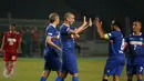Mantan pesepakbola Liga Italia, David Trezeguet (tengah) merayakan golnya ke gawang Primavera Baretti saat laga persahabatan di Stadion GBK Jakarta, Sabtu (21/5/2016). Calcio Legendsukses permalukan tim Primavera 4-0. (Liputan6.com/Helmi Fithriansyah)