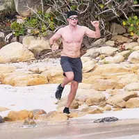 Banyak orang yang ilfeek dengan Robert Pattinson usai ia berperan sebagai Edward Cullen di Twilight. Namun tak sedikit yang malah jatuh cinta. (Backgrid/US Magazine)