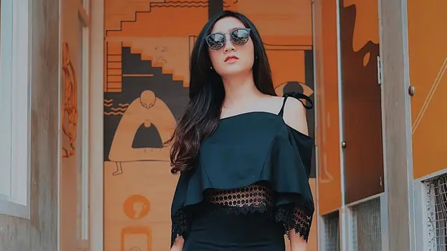 FOTO: Gaya Febby Rastanty Pakai Kacamata Hitam, Tampil Trendi