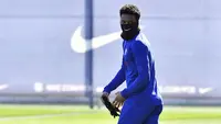 Bek Spanyol Barcelona Alejandro Balde tiba untuk sesi latihan pada malam semifinal Copa del Rey melawan Real Madrid, di tempat latihan Joan Gamper di Sant Joan Despi, Rabu (1/3/2023). Real Madrid dan Barcelona sudah bertarung dua kali di ajang resmi musim ini. (Pau BARRENA / AFP)