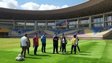 Ketua Umum PSSI, Erick Thohir kembali melakukan Tour de Stadium untuk melihat kesiapan venue ajang Piala Dunia U-20 yang akan berlangsung pada 20 Mei hingga 11 Juni 2023 mendatang. Setelah sebelumnya meninjau dua stadion sekaligus, Stadion Gelora Sriwijaya Jakabaring dan Stadion Si Jalak Harupat pada Sabtu (11/3/2023), maka pada Minggu (12/3/2023) giliran Stadion Manahan Solo yang dikunjungi. Didampingi Waketum PSSI, Zainudin Amali, Wali Kota Solo, Gibran Rakabuming Raka dan Direktur Prasarana Strategis Ditjen Cipta Karya Kementerian PUPR, Essy Asiah, Erick Thohir menilai Stadion Manahan Solo layak diajukan sebagai venue menggelar partai final sekaligus upacara penutupan Piala Dunia U-20 2023 mendatang. (Bola.com/Radifa Arsa)