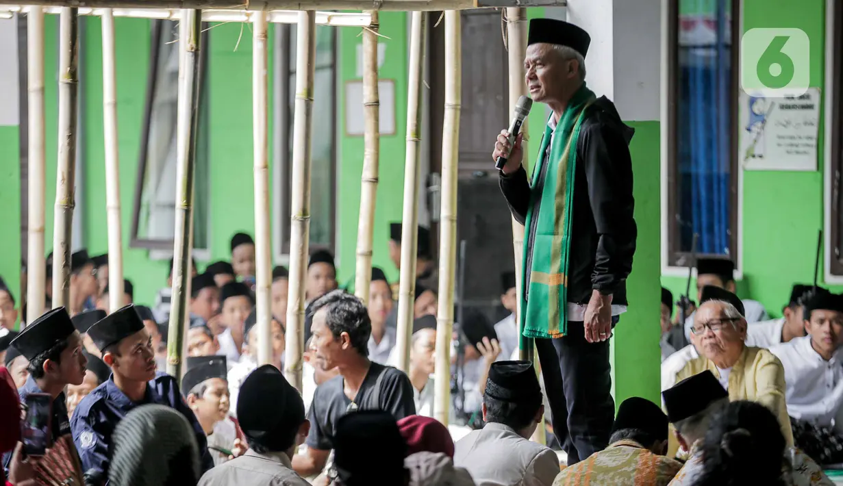 Saat menanyakan ke beberapa santri apa cita-cita mereka, Ganjar menemukan ternyata tak ada yang bercita-cita ingin jadi kiai. (Liputan6.com/Faizal Fanani)