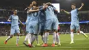 Para pemain Manchester City merayakan kemenangan atas Borussia M'Gladbach. Kemenangan ini mengantar The Citizens ke posisi dua klasemen sementara, hanya kalah selisih gol dari Barcelona. (AFP/Paul Ellis)