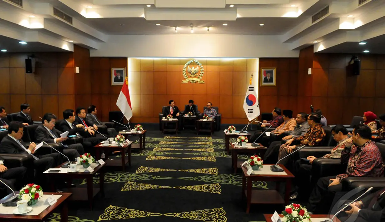 Suasana diskusi Ketua MPR, Zulkifli Hasan dan Ketua Parlemen Korsel, Chung Ui Hwa di Ruang Delegasi Pimpinan MPR, Jakarta, Senin (22/12/2014).(Liputan6.com/Andrian M Tunay)