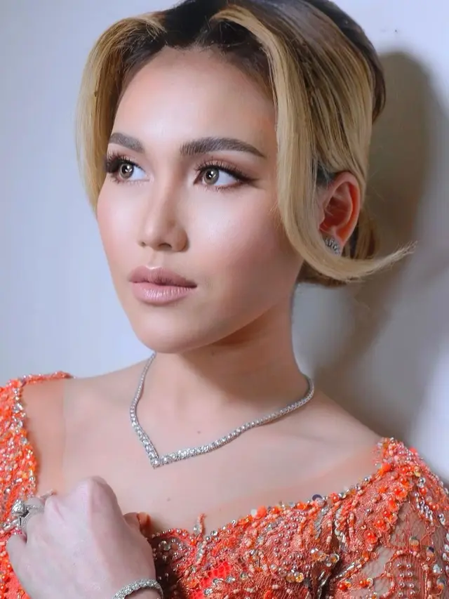 6 Potret Detail Busana dan Makeup Ayu Ting Ting di Acara Lamaran Adik, Memesona