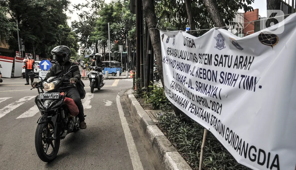 Spanduk penerapan sistem satu arah terpasang di kawasan Gondangdia, Jakarta Pusat, Kamis (8/4/2021). Uji coba yang berlangsung mulai 8-21 April mendatang merupakan bagian dari penataan kawasan Stasiun Gondangdia. (merdeka.com/Iqbal S. Nugroho)
