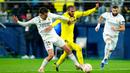 Pemain Real Madrid Dani Ceballos (kiri) berebut bola dengan pemain Villarreal Etienne Capouel pada pertandingan sepak bola babak 16 besar Copa del Rey di Stadion La Ceramica, Villarreal, Spanyol, 19 Januari 2023. Real Madrid mengalahkan Villarreal dengan skor 3-2. (AP Photo/Jose Breton)