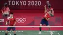 Pebulu tangkis China Yue Du/Yin Hui Li saat melawan pebulu tangkis Indonesia Greysia Polii/Apriyan Rahayu pada perempat final ganda putri di Olimpiade Tokyo 2020, Tokyo, Jepang, Kamis (29/7/2021). Greysia Polii/Apriyan Rahayu menang. (AP Photo/Markus Schreiber)