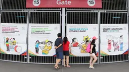 Sosialisasi aturan dan himbauan kepada penonton SEA Games di tempel di pintu-pintu masuk Stadion Nasional Singapura jelang SEA Games 2015. (Bola.com/Arief Bagus)