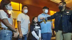 Menonton Miracle In Cell No. 7 rilisan Falcon Pictures, Sandiaga Uno bermaksud mendukung film Indonesia. “Saya bangga banget karena film Indonesia tahun ini meningkat pesat secara keseluruhan termasuk Miracle In Cell No. 7,” katanya. Kini jumlah viewership film Indonesia di atas film impor. Pencapaian di tengah pandemi Covid-19 ini bikin lega. “Berarti sesuai survei dan data yang kita miliki bahwa minat penonton di Indonesia untuk konten lokal meninggi,” Sandiaga Uno membeberkan. (Foto: Wayan Diananto)