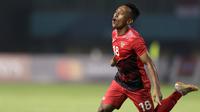 Pemain Indonesia, Irfan Jaya, melakukan selebrasi usai mencetak gol ke gawang Palestina pada laga Asian Games di Stadion Patriot, Bekasi, Jawa Barat, Rabu (15/8/2018). (Bola.com/Peksi Cahyo)