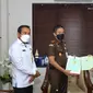 Wali Kota Surabaya Eri Cahyadi menerima aset Pemkot Surabaya dari Kejari. (Dian Kurniawan/Liputan6.com)