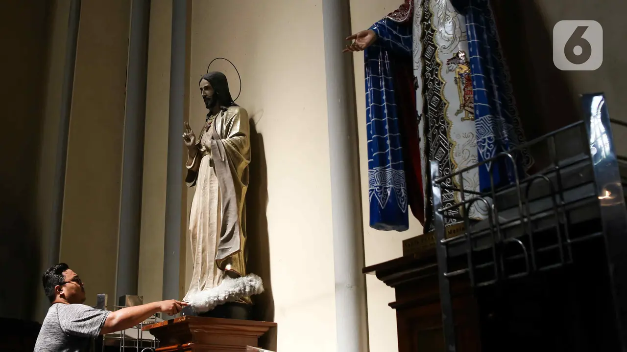 Bersih-Bersih Gereja Katedral Jakarta Sambut Perayaan Natal