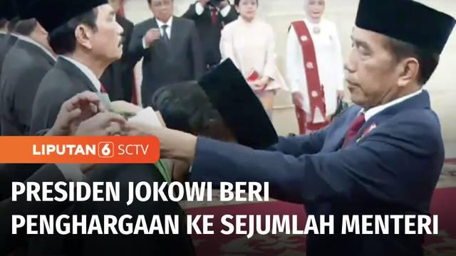 Jelang peringatan Ulang Tahun ke-79 Kemerdekaan Republik Indonesia. Presiden Joko Widodo memberikan tanda jasa dan kehormatan bagi anggota Kabinet Indonesia Maju dan sejumlah tokoh. Termasuk penerima penghargaan Menko Perekonomian Airlangga Hartarto ...