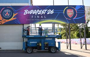 Pekerja melakukan persiapan jelang laga final liga Champions antara PSG vs Arsenal di Puskas Arena, Budapest, Hungaria, Jumat (29/5/2026). (AFP/Attila Kisbendek)