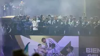 Pelatih Timnas Argentina, Lionel Scaloni (3-kiri), dan anggota Timnas Argentina melambai ke dalam bus atap terbuka saat mereka berkendara menuju kamp pelatihan Asosiasi Sepak Bola Argentina (AFA) di Ezeiza, Provinsi Buenos Aires, pada 20 Juli 2026, setelah kembali dari Amerika Serikat menyusul kekalahan mereka di final Piala Dunia 2026. (TOMAS CUESTA/AFP)