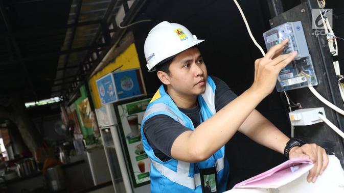Aktivitas penyambungan penambahan daya oleh petugas PLN di Jakarta, Rabu (21/6). Menyambut lebaran, PLN memberikan bebas biaya penyambungan untuk rumah ibadah dan potongan 50 persen untuk pengguna selain rumah ibadah. (Liputan6.com/Immanuel Antonius)