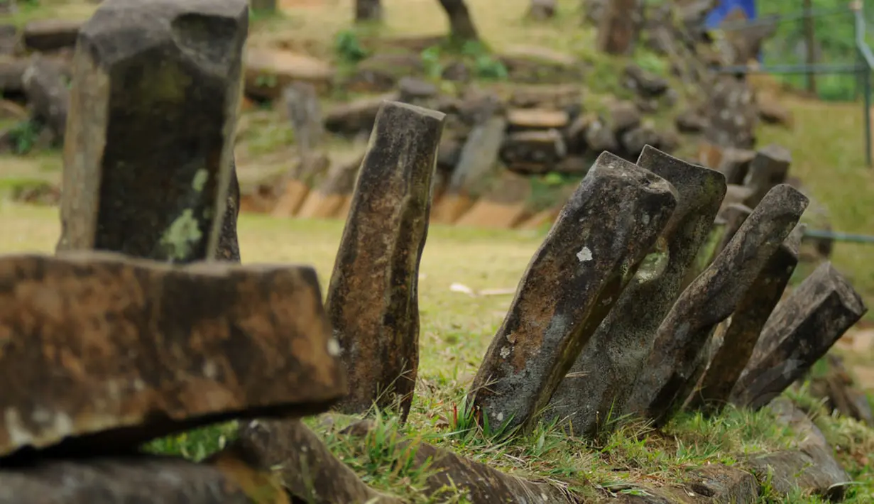 Batuan berdiri atau menhir berjajar seolah-olah menjadi pembatas areal situs Gunung Padang di Kampung Cimanggu, Cianjur, Jawa Barat, (19/9/2014). (Liputan6.com/Helmi Fithriansyah)