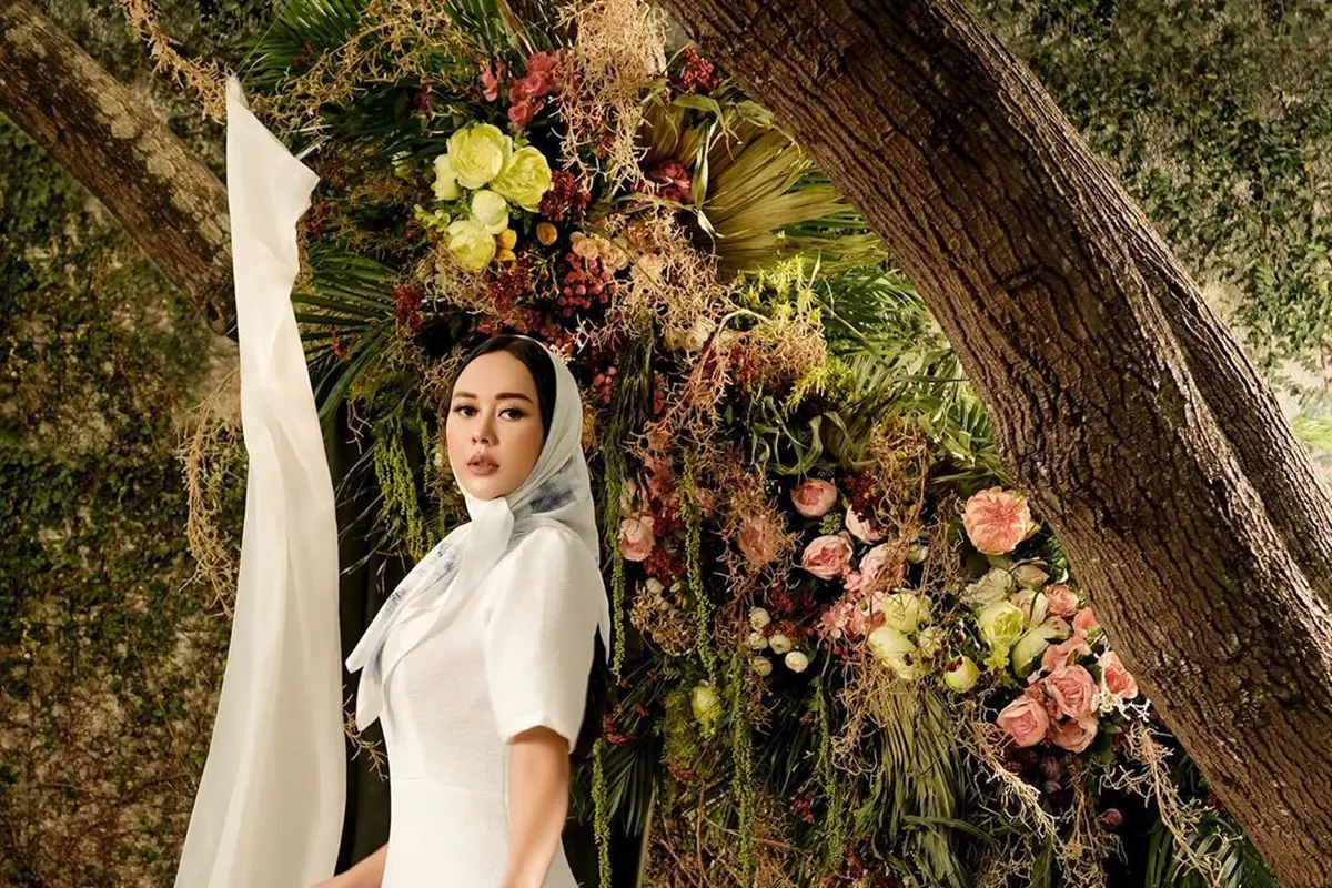 6 Gaya Aura Kasih dalam Balutan Hijab, Bikin Pangling