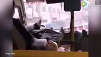 sopir bus mengendara hanya menggunakan kaki
