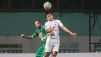 Pemain Persebaya Surabaya, Arif Satria (kanan) dan pemain PSS Sleman Nemanja Kojic dalam laga pekan ke-5 BRI Liga 1 2021/2022 di Stadion Wibawa Mukti, Cikarang, Rabu (29/09/2021). Persebaya menang 3-1. (Bola.com/Bagaskara Lazuardi)