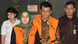 Gubernur Sumatera Utara Gatot Pujo Nugroho dan istrinya, Evi meninggalkan Gedung KPK usai diperiksa, Jakarta, Selasa (25/8/2015). Keduanya diperiksa sebagai saksi dalam kasus dugaan korupsi dana bansos di Sumatera Utara. (Liputan6.com/Helmi Afandi)