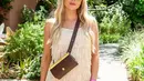 Emma Roberts menghadiri Coachella 2023 dengan outfit dari H&M. Foto: Vogue.