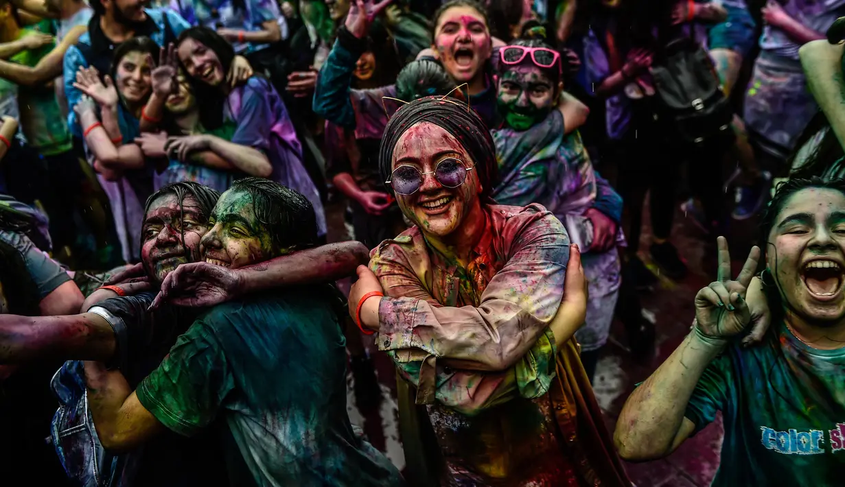 Sejumlah wanita menari saat mengambil bagian dalam Color Sky Festival di distrik Kadikoy, di Istanbul, Turki (6/5). Color Sky Festival merupakan acara amal tahunan yang diadakan di Istanbul. (AFP Photo/Yasin Akgul)