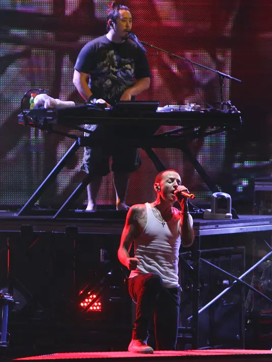 Chester Bennington ditemukan tak bernyawa di kediamannya di Palos Verdes Estaets, Los Angeles, Amerika Serikat. Berdasarkan TMZ, Chester meninggal dunia gantung diri. (Bambang E. Ros/Bintang.com)