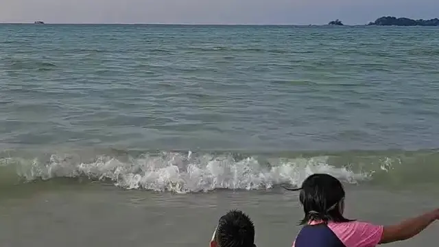 Dian Sastrowardoyo liburan di pantai (Instagram/therealdisastr)