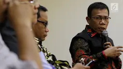 Anggota Komisi III Fraksi PDIP DPR Masinton Pasaribu), dan Ketua Komisi V Fraksi Partai Gerindra Farry Djemi Francis saat Diskusi Forum Legislasi di Jakarta, Selasa (21/8). (Liputan6.com/JohanTallo)