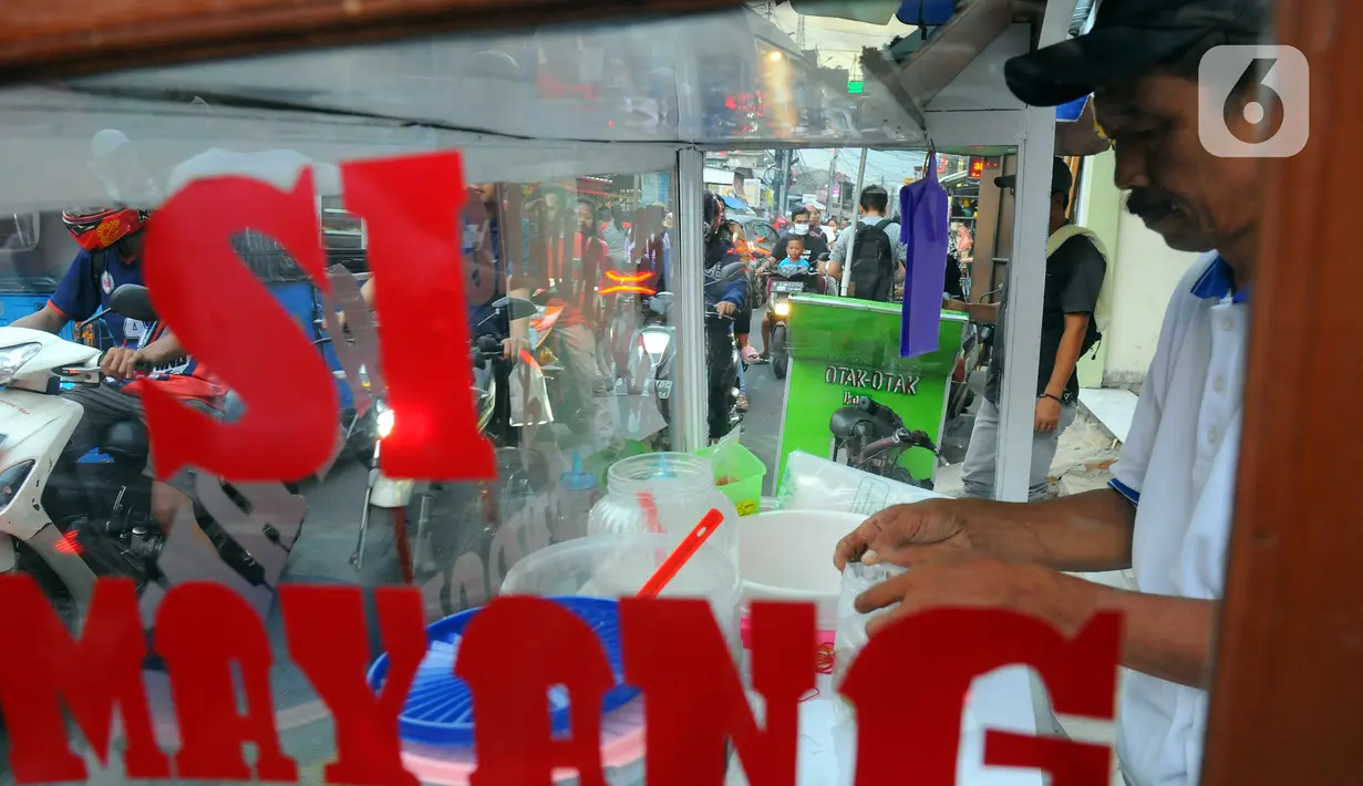 Masyarakat muslim yang berpuasa memanfaatkan ngabuburit untuk berburu takjil atau hidangan berbuka di tempat ini. (merdeka.com/Imam Buhori)