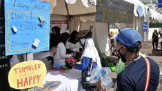 Antrean warga saat menukarkan botol bekas di stan ENVIRUN selama hari bebas kendaraan atau car free day (CFD) di Jakarta, Minggu (8/4). Acara tersebut digelar oleh Himpunan Mahasiswa Lingkungan Hidup Universitas Trisakti. (Merdeka.com/Iqbal Nugroho)