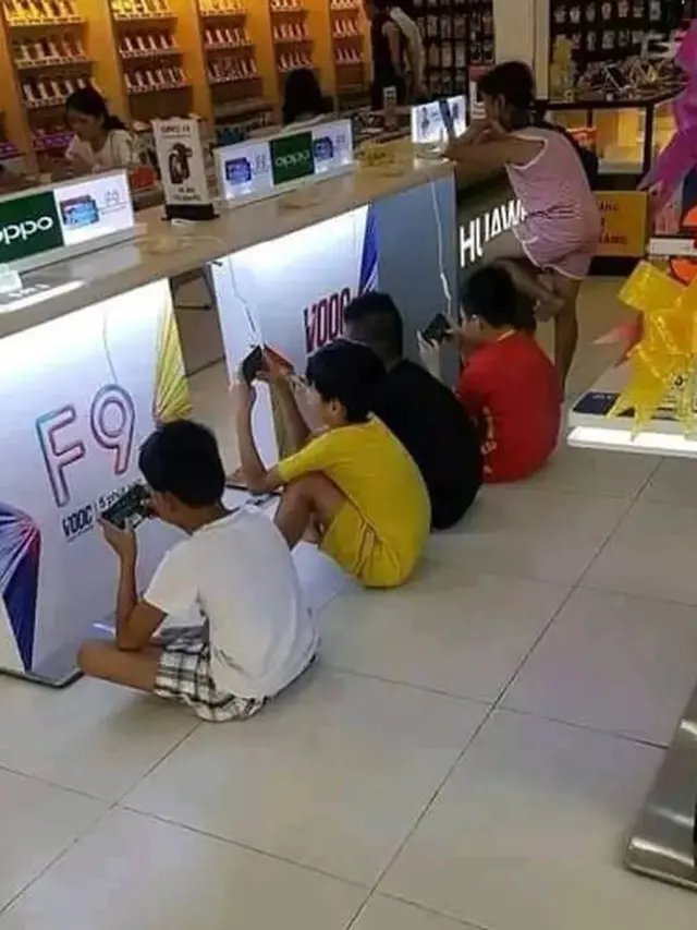 6 Aksi Nyeleneh Bocah saat di Counter HP, Seenaknya Sendiri