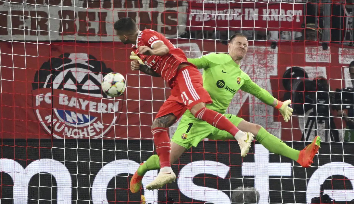 Bek Bayern Munchen Lucas Hernández mencetak gol melewati kiper Barcelona Marc-André ter Stegen pada matchday 2 Grup C Liga Champions 2022/2023 di Allianz Arena, Rabu (14/9/2022) dini hari WIB. Barcelona takluk 0-2 saat dijamu Bayern Munchen. (Peter Kneffel/dpa via AP)