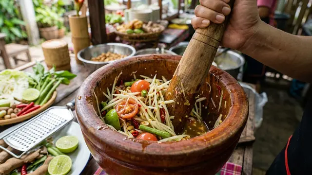 Ilustrasi resep salad pepaya muda ala Thailand